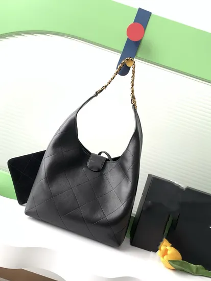 Новинка 2025 года: сумка-мессенджер для мамы из овчины